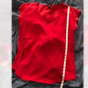 🌊Express Satin V-Neck Gramercy Tee